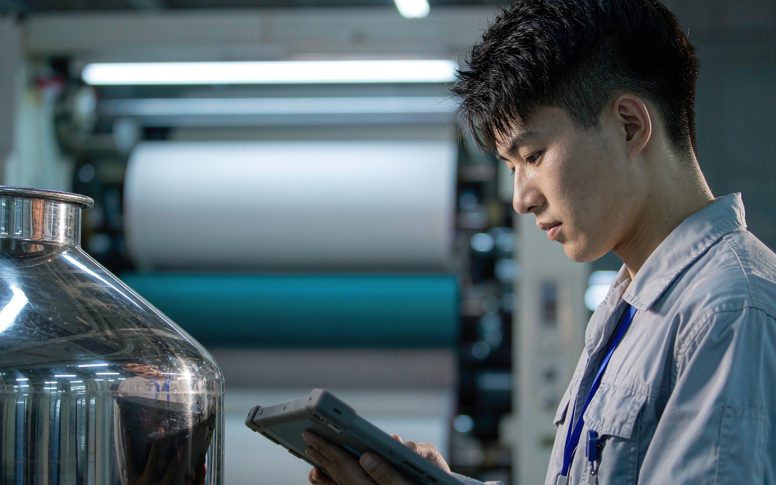 涂布机旁操作员用工业平板核对投料
